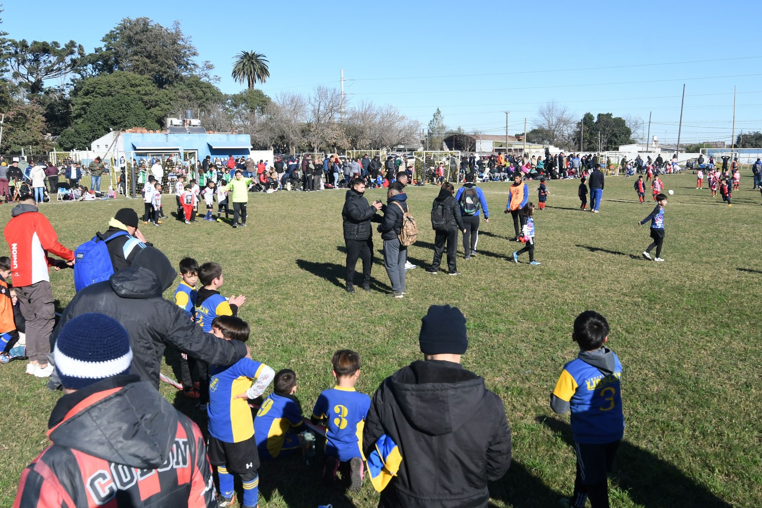 Llegó a su fin la primera parte del año de los encuentros de escuelitas de fútbol que reúne cada fin de semana a mas de 1500 chicos entre 4 y 12 años.  Banco Provincial fue el escenario de una jornada inolvidable. Habrá quince días de descanso y luego volverá la actividad.