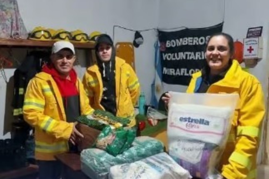 Entre las donaciones, también entregaron elementos sanitarios a Bomberos del Lote 58. Foto: Patricia Lugaro.