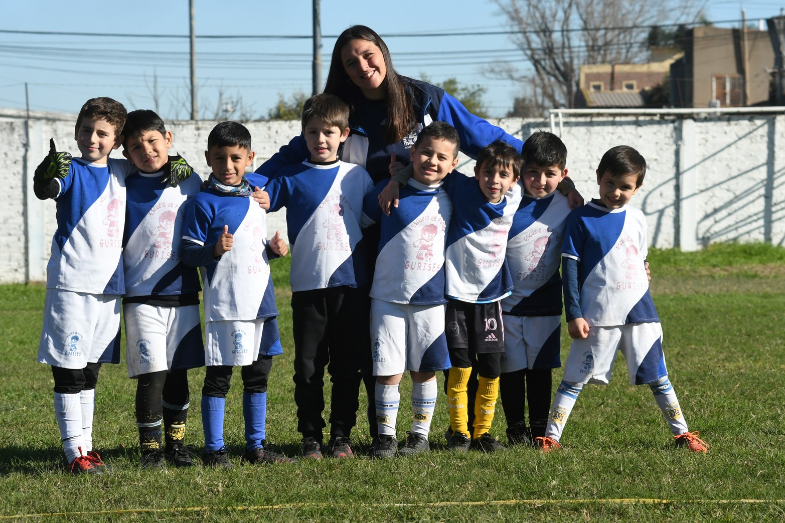 Llegó a su fin la primera parte del año de los encuentros de escuelitas de fútbol que reúne cada fin de semana a mas de 1500 chicos entre 4 y 12 años.  Banco Provincial fue el escenario de una jornada inolvidable. Habrá quince días de descanso y luego volverá la actividad.