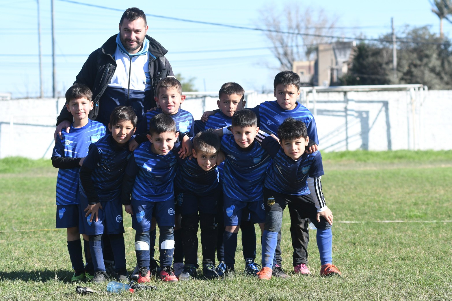 Llegó a su fin la primera parte del año de los encuentros de escuelitas de fútbol que reúne cada fin de semana a mas de 1500 chicos entre 4 y 12 años.  Banco Provincial fue el escenario de una jornada inolvidable. Habrá quince días de descanso y luego volverá la actividad.