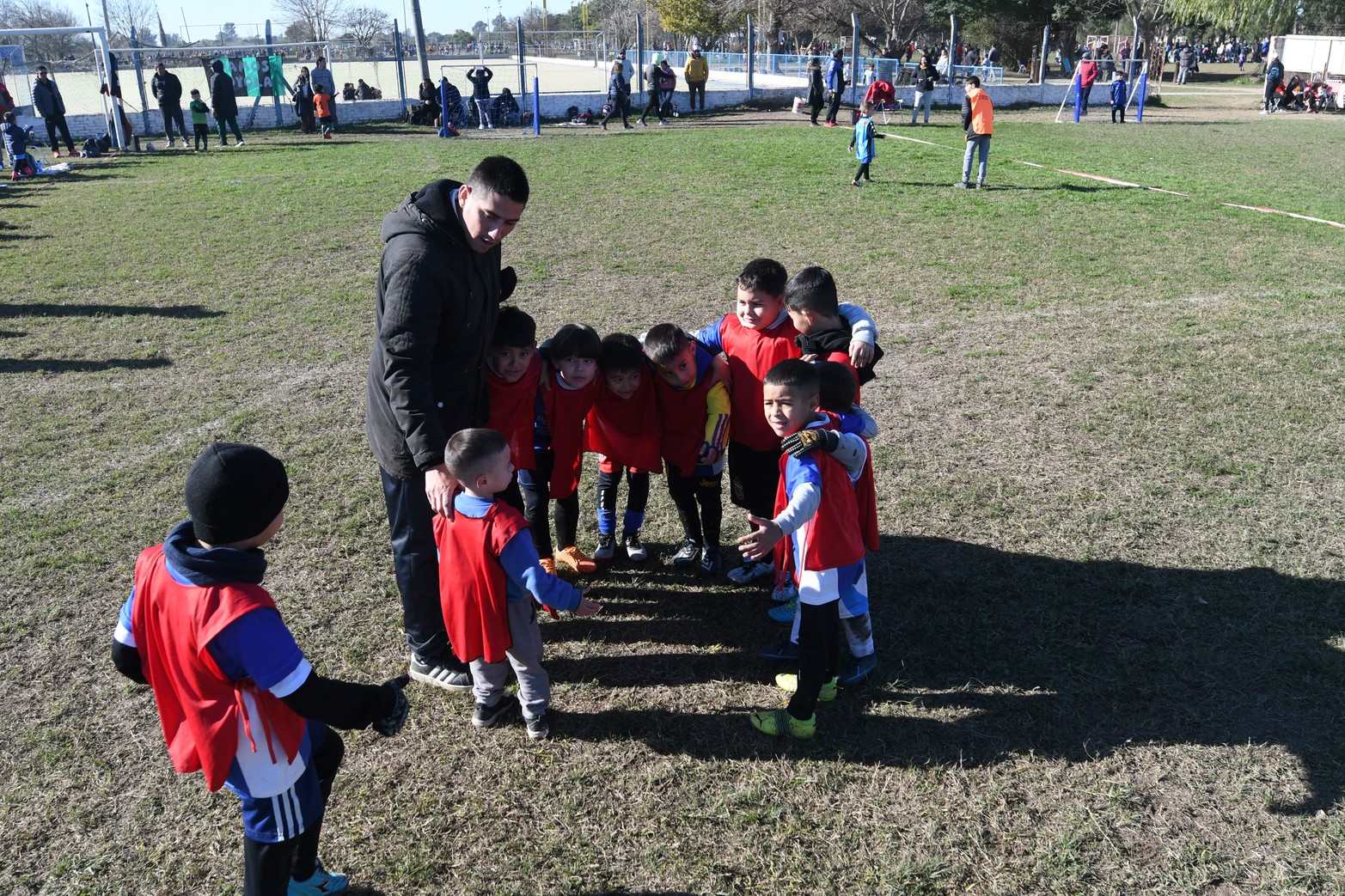 Llegó a su fin la primera parte del año de los encuentros de escuelitas de fútbol que reúne cada fin de semana a mas de 1500 chicos entre 4 y 12 años.  Banco Provincial fue el escenario de una jornada inolvidable. Habrá quince días de descanso y luego volverá la actividad.