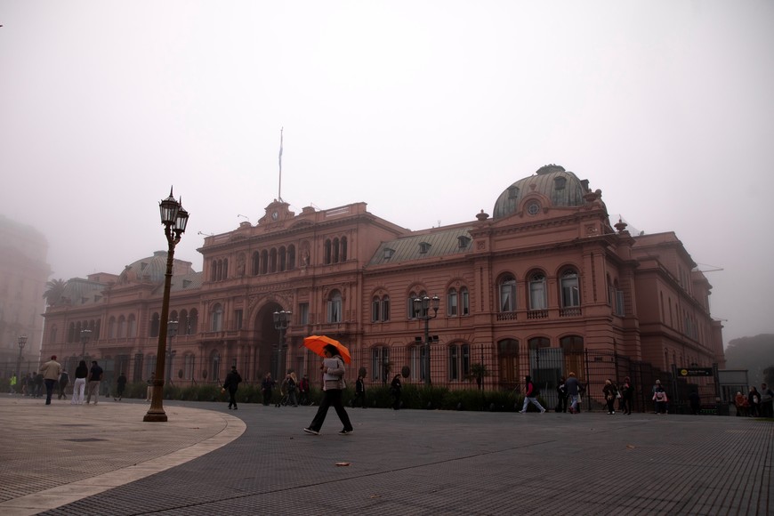 (240612) -- BUENOS AIRES, 12 junio, 2024 (Xinhua) -- La Casa Rosada es cubierta por una densa niebla, en la ciudad de Buenos Aires, capital de Argentina, el 12 de junio de 2024. (Xinhua/Martín Zabala) (mz) (jg) (ra) (ce)