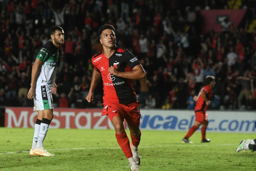 Especial para "Nacho" Lago. El actual goleador y la gran figura sabalera, Ignacio Lago, es formado en el semillero de Almirante Brown y su abuelo fue dirigente en "La Fragata". Avisó que si hace un gol no lo gritará. Crédito: Manuel Fabatía.