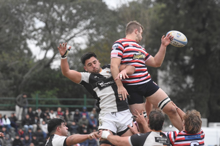 Gran triunfo de Santa Fe Rugby ante Estudiantes. Crédito: Luis Cetraro