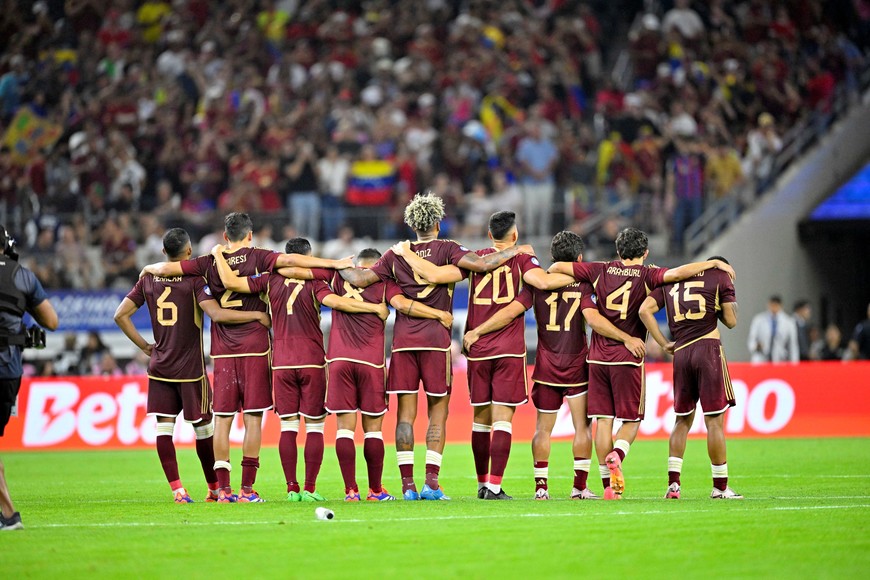 Jul 5, 2024; Arlington, TX, USA; Team Venezuela huddles up during penalty kicks against the Canada in the 2024 Copa America quarterfinal at AT&T Stadium. Mandatory Credit: Jerome Miron-USA TODAY Sports