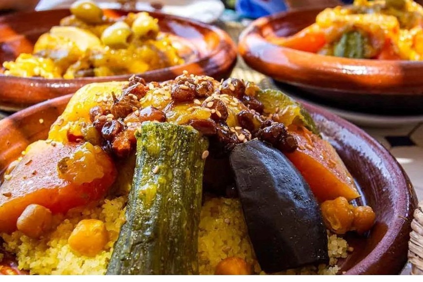 Cuscús marroquí adornado con vegetales frescos.