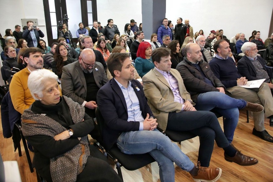 Martínez Leal (izquierda) al lado de uno de los impulsores del foro, el concejal santafesino Lucas Simoniello. El auditorio de la Estación Belgrano, colmado de asistentes.