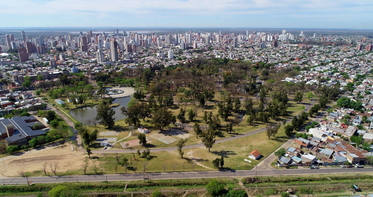 Estaciones policiales y adiós a las comisarías. El plan del gobierno provincial es ir en forma progresiva. La primera estación, en la ciudad capital, la realizarian en el Parque Garay.  Es un “cambio de paradigma” expresó el Ministro de Justicia y Seguridad provincial, Pablo Cococcioni. Las denuncias se harán en los ya existentes centro territoriales.