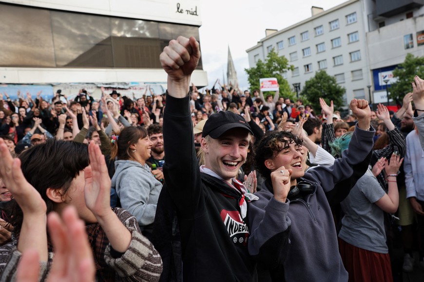 People react after partial results in the second round of the early French parliamentary elections, in Nantes, France, July 7, 2024. REUTERS/Violeta Santos Moura