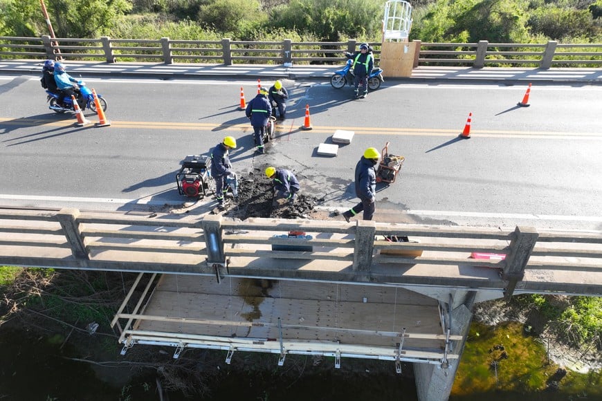 El pasado miércoles se realizaron reparaciones en el Puente Carretero. Ya fueron concluidas las tareas y se reanudó el cruce del transporte interurbano de pasajeros, taxis, remises y el resto de los vehículos permitidos.