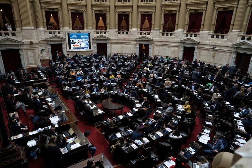 (240627) -- BUENOS AIRES, 27 junio, 2024 (Xinhua) -- Legisladores participan en la sesión para debatir el texto final de la "Ley de Bases", en la Cámara de Diputados del Congreso Nacional, en la ciudad de Buenos Aires, Argentina, el 27 de junio de 2024. La Cámara de Diputados de Argentina debatía el jueves el texto final de la "Ley de Bases", una iniciativa que contiene reformas en materia económica, financiera, laboral y social, y que el Ejecutivo considera "clave" para que el país sudamericano retome la senda del crecimiento. (Xinhua/Martín Zabala) (mz) (rtg) (ra) (vf)