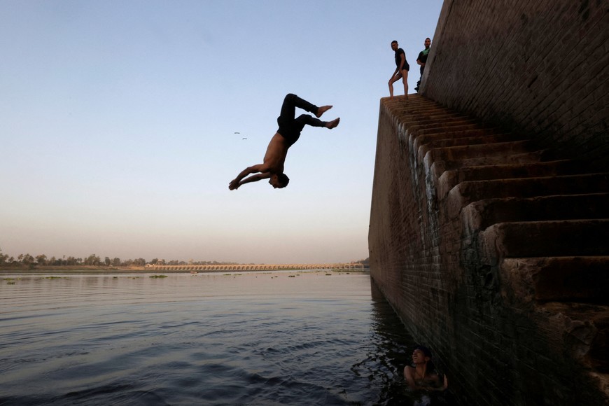 Boys jump into the Nile River amid a heatwave in El Qanater El Khairiyah, Al Qalyubia Governorate, Egypt, June 14, 2024. REUTERS/Mohamed Abd El Ghany

     TPX IMAGES OF THE DAY