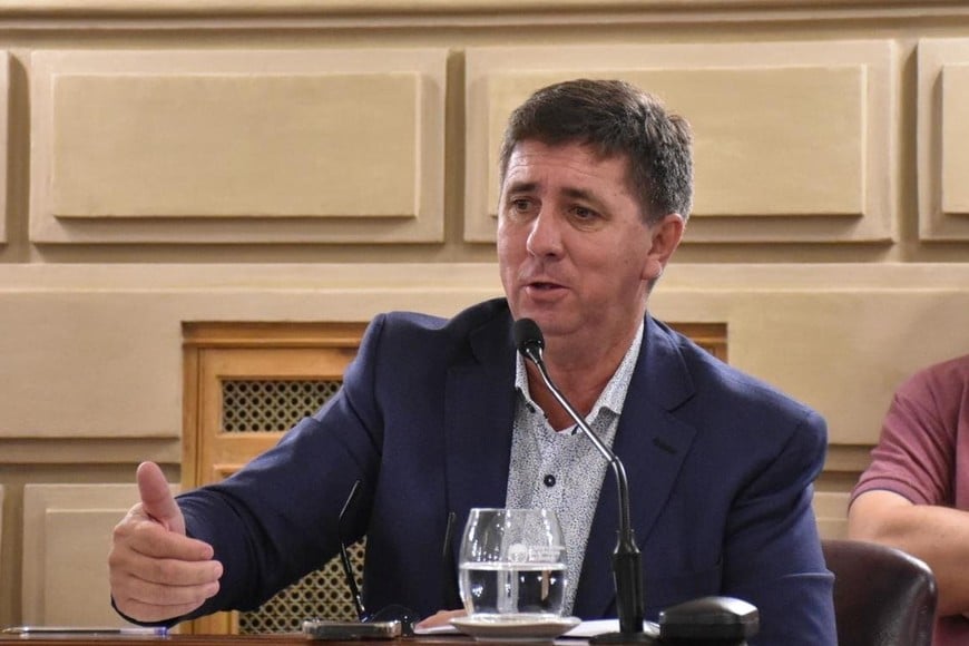 El senador justicialista por Las Colonias,  Rubén Pirola integra la Comisión para la Reforma del Sistema Previsional. Lidera además el bloque opositor minoritario en la Cámara alta.