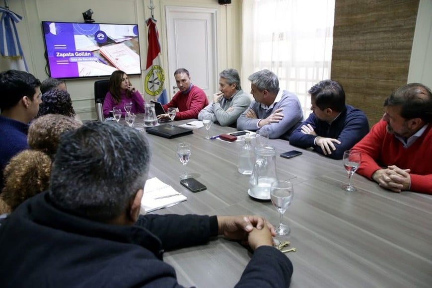 El ministro Enrico junto a la presidenta del Concejo, Adriana Molina,  concejales del Interbloque “Unidos...” y demás funcionarios provinciales.