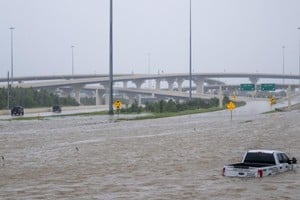 Beryl llegó con intensas lluvias y dejó autopistas inundadas en Houston.