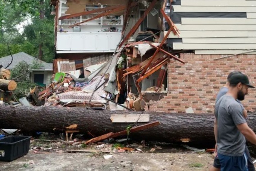 Una mujer de 74 años murió después de que un árbol cayó sobre su dormitorio, en el segundo piso de su casa, en Houston. La caída de árboles derribó tendidos electricos dejando a millones de personas sin electricidad.