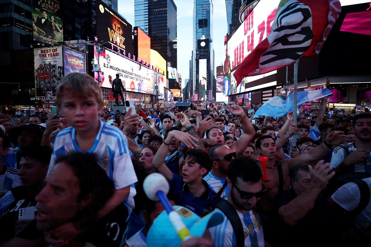 Vista general de los fanáticos de Argentina se reúnen en Times Square antes del partido semifinal contra Canadá.