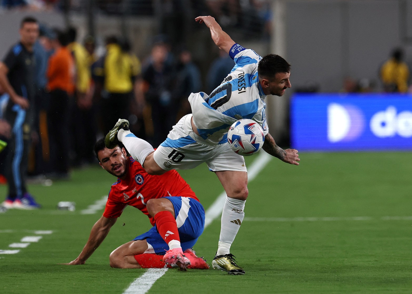 25 de junio de 2024. Una de las piruetas de Lionel Messi para sacarse la marca de encima de Marcelino Núñez de Chile.