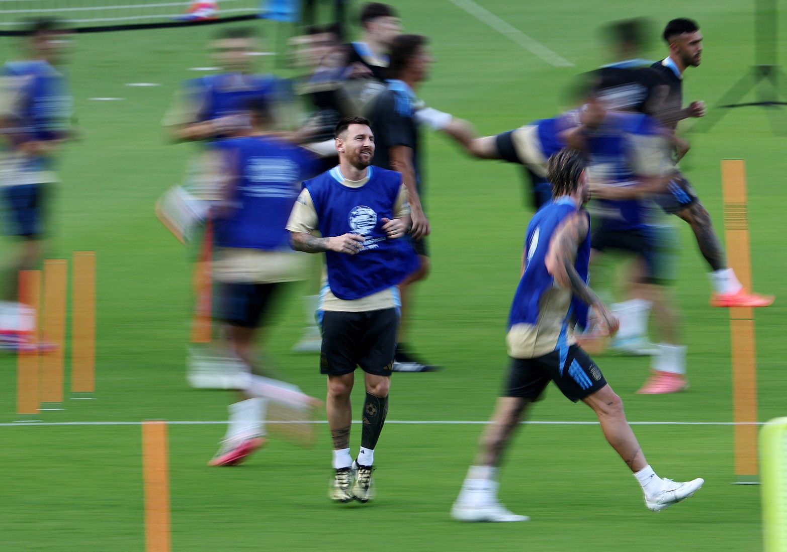 Las miradas en él. La magia que despierta el 10 argentino en cada entrenamiento.