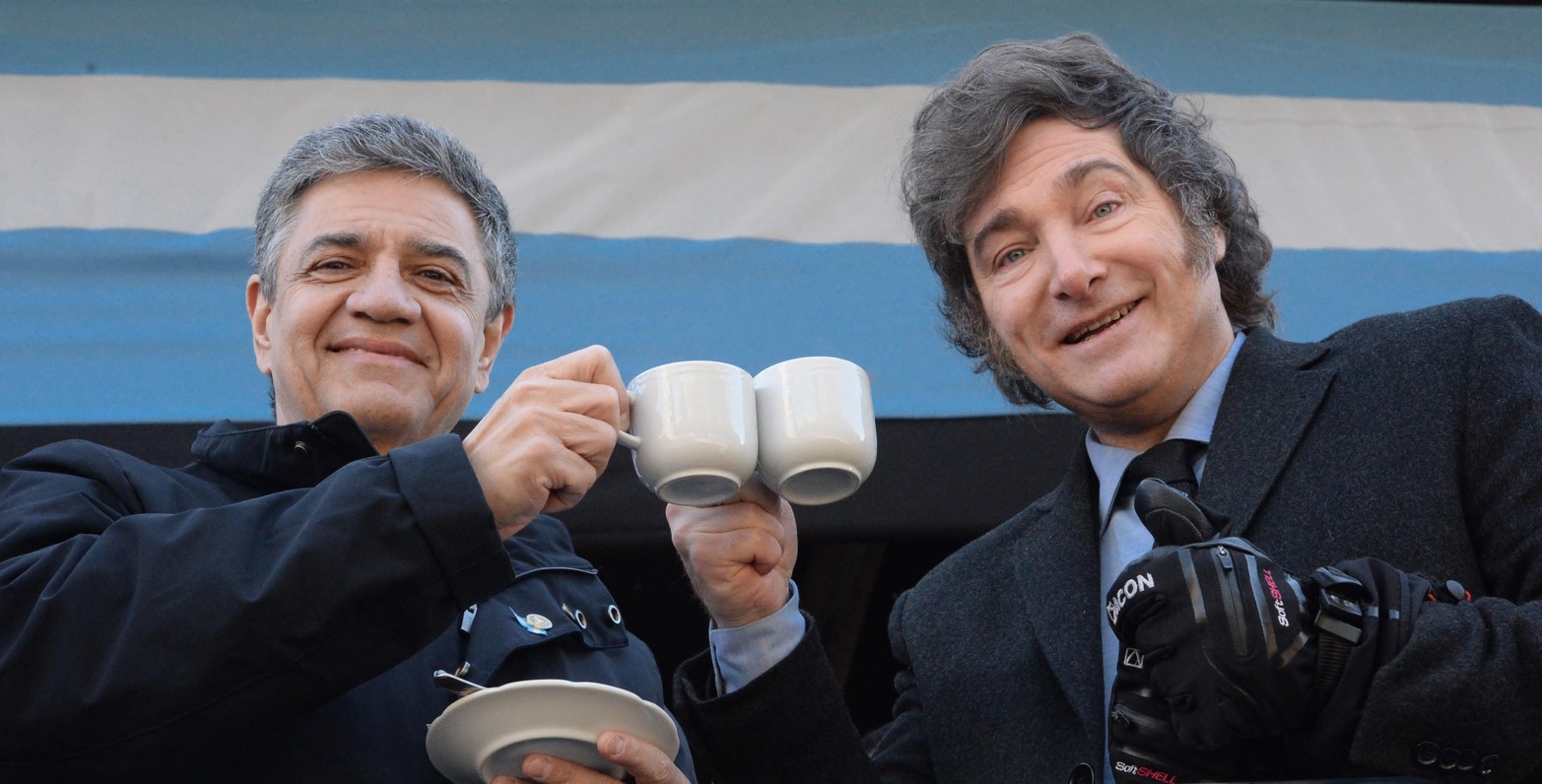 El Presidente Javier Milei (de guantes) unto al Jefe Porteño Jorge Macri.