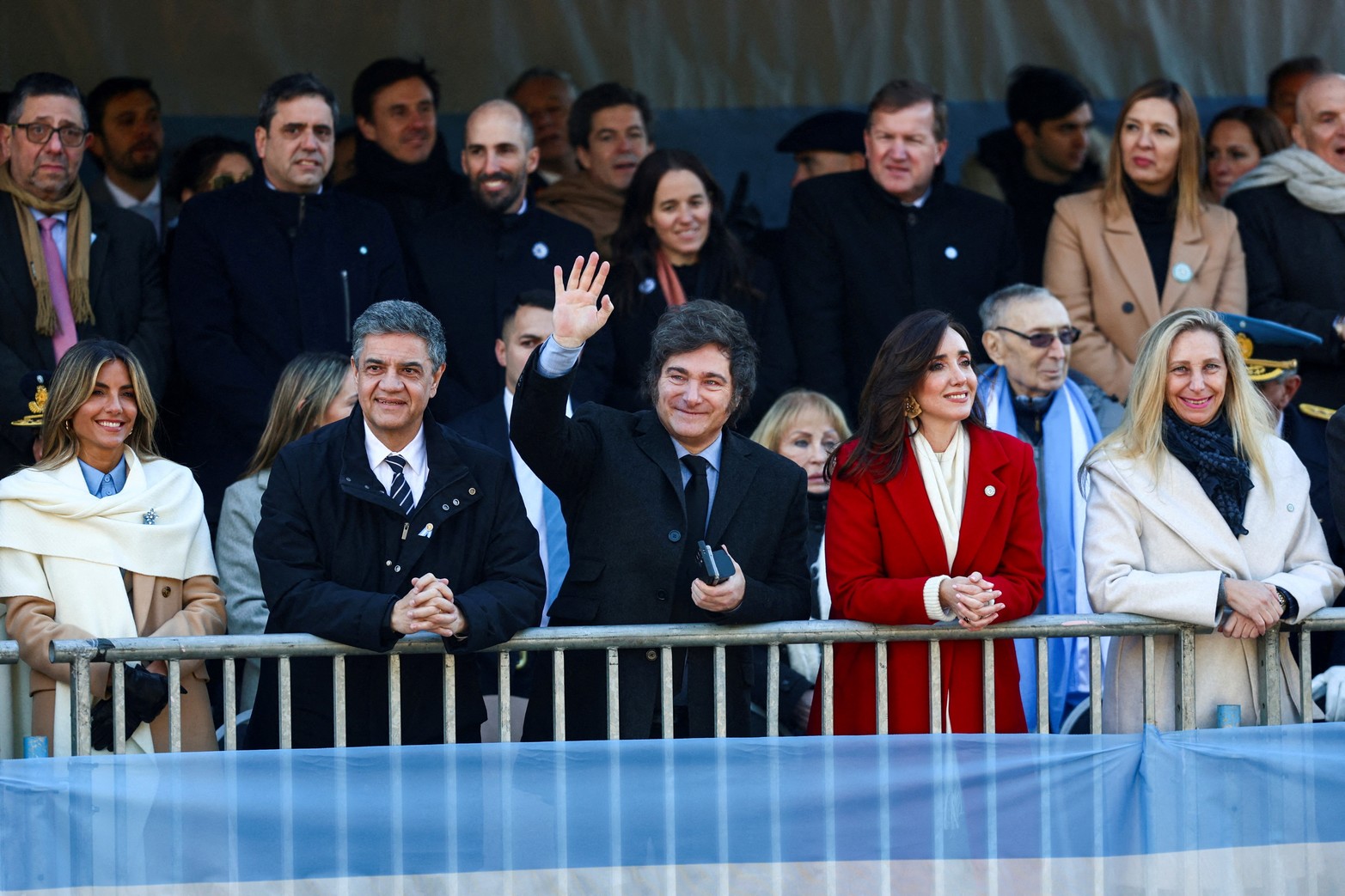 El Presidente de Argentina, Javier Milei, está junto a la Vicepresidenta de Argentina, Victoria Villarruel, el día de un desfile militar que conmemora el 208º aniversario de la independencia del país de España en 1816.