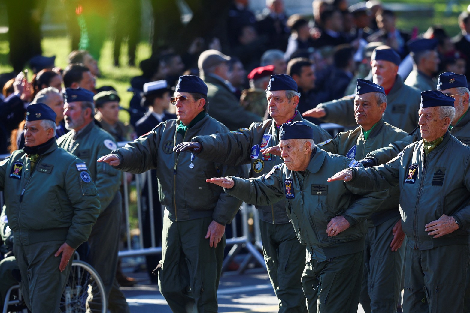 Los veteranos participan en un desfile militar que conmemora el 208º aniversario de la independencia de Argentina de España en 1816, en Buenos Aires.