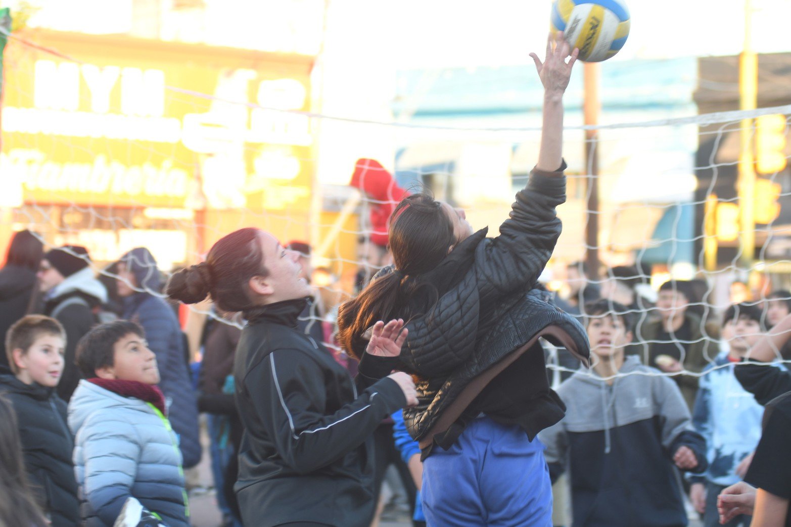 Adolescentes participando en varias disciplinas que estaban disponibles