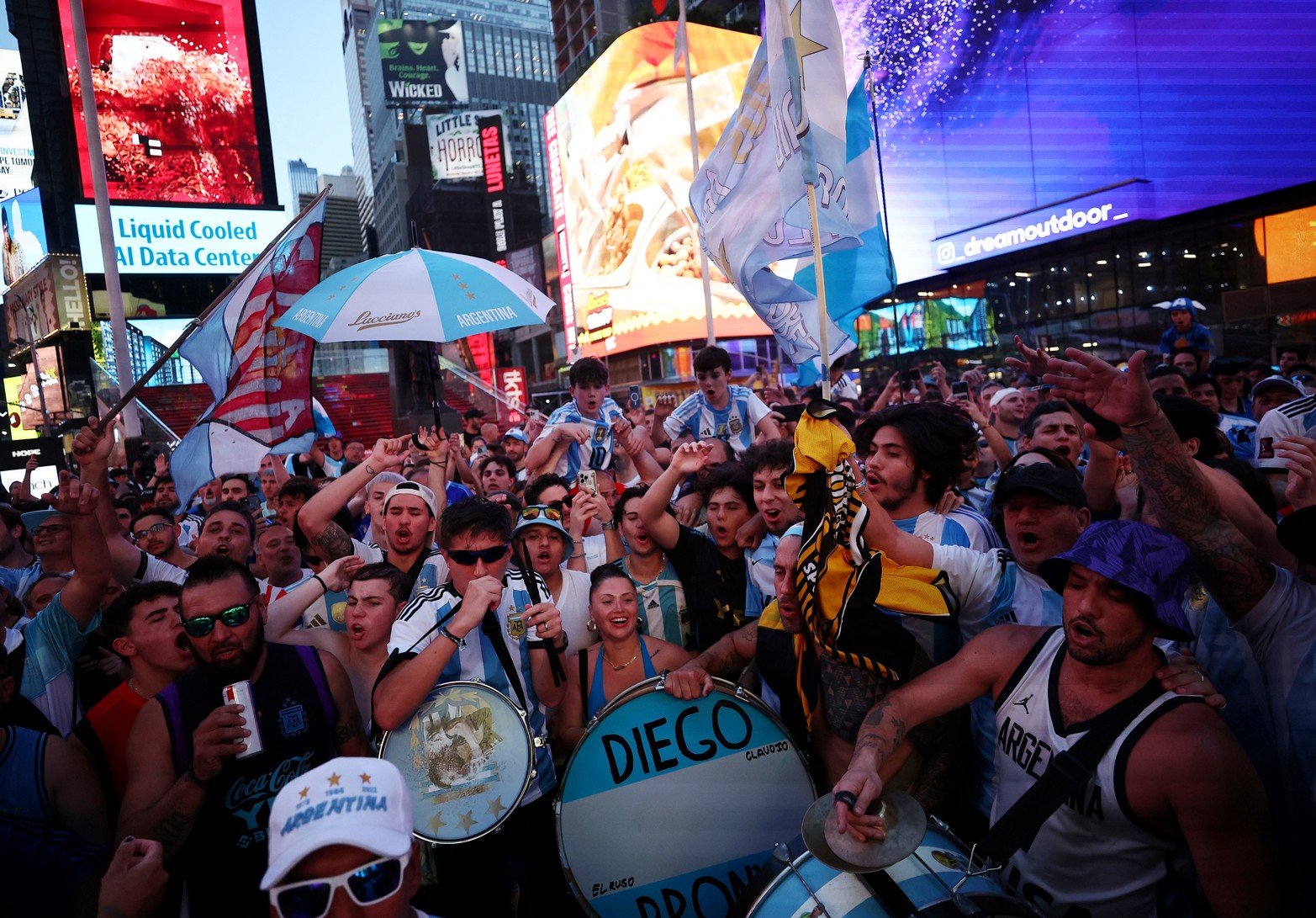 Vista general de los fanáticos de Argentina se reúnen en Times Square antes del partido semifinal contra Canadá 