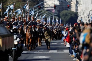 Miembros del ejército argentino saludan a las personas que se acercaron a observar el desfile militar en conmemoración del 208º aniversario de la independencia de España en 1816. Crédito: REUTERS / Martin Cossarini.