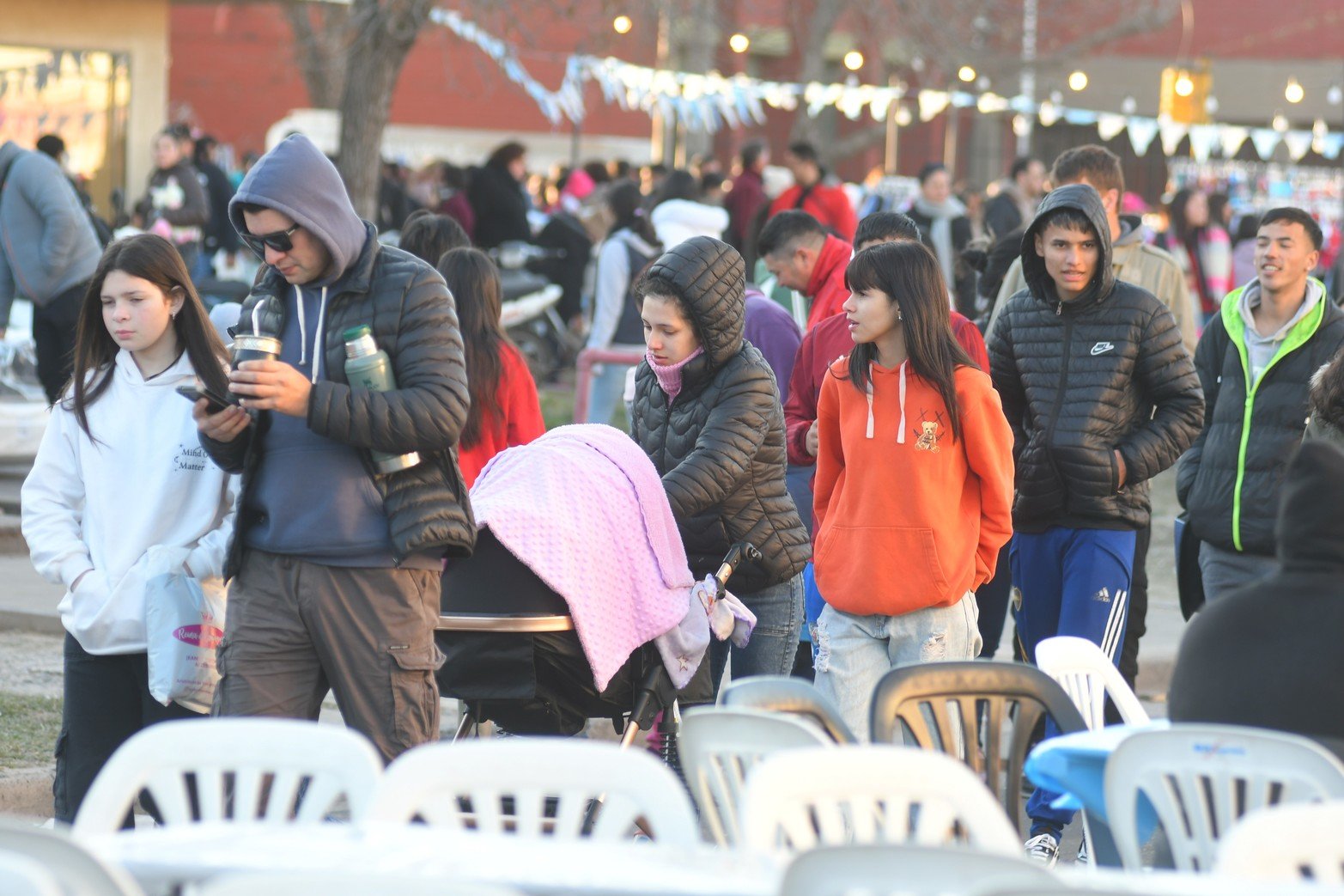 La familia disfrutó de las  diversas propuestas que se presentaron en la avenida