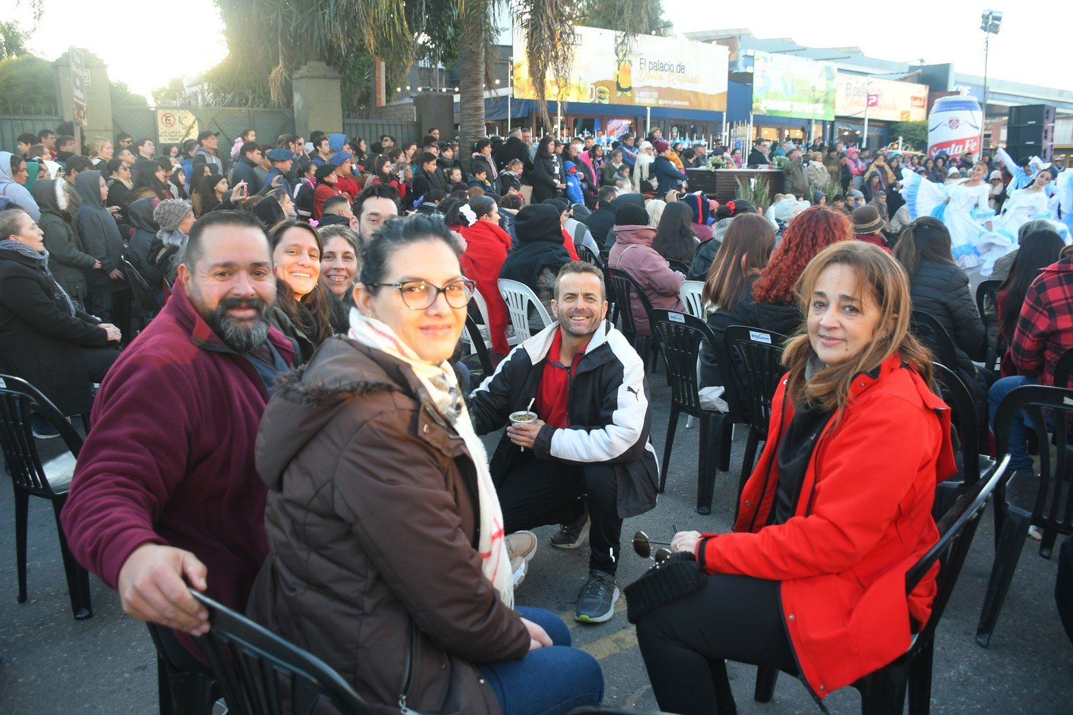 La familia disfrutando del Ballet Yapeyú