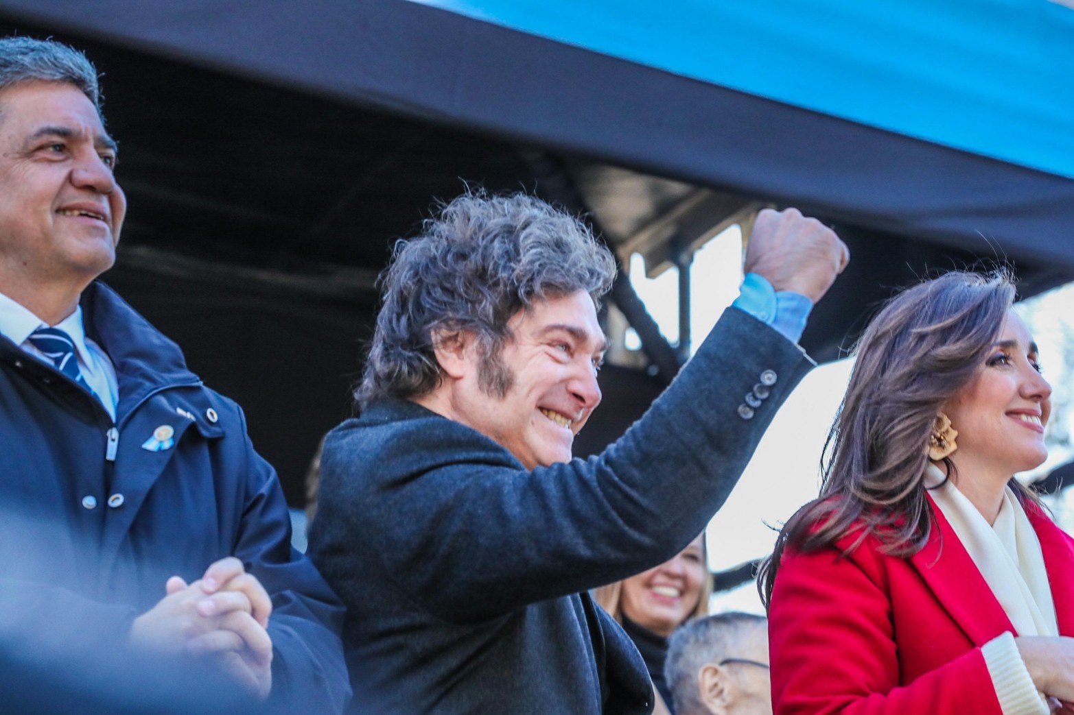 El presidente y su tradicional saludo, escoltado por Jorge Macri y Victoria Villarruel