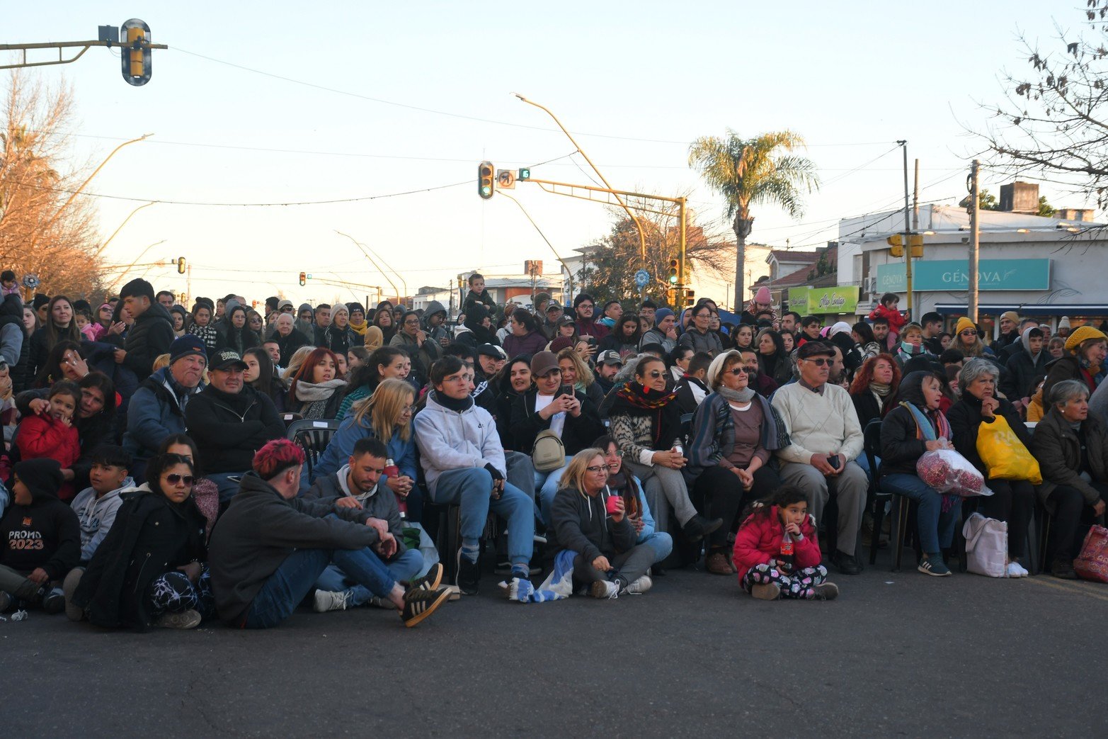 Multitudinaria fue la asistencia de vecinos, en la fría tarde del 9 de Julio