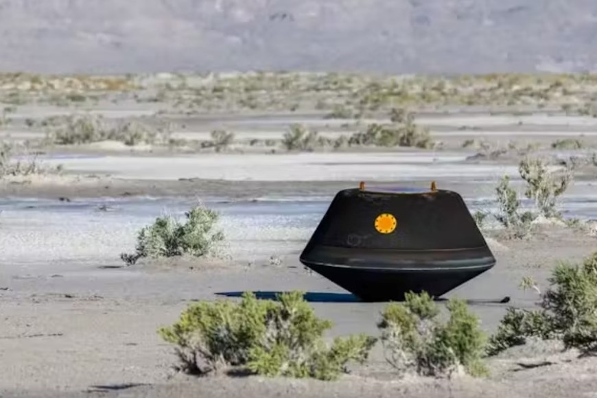La cápsula de retorno de muestras de la misión OSIRIS-REx de la NASA se ve poco después de aterrizar en el desierto, el domingo 24 de septiembre de 2023, en el Campo de Pruebas y Entrenamiento de Utah del Departamento de Defensa. La muestra fue recolectada del asteroide Bennu en octubre de 2020 por la nave espacial OSIRIS-REx de la NASA. NASA/Keegan Barber, CC BY-SA