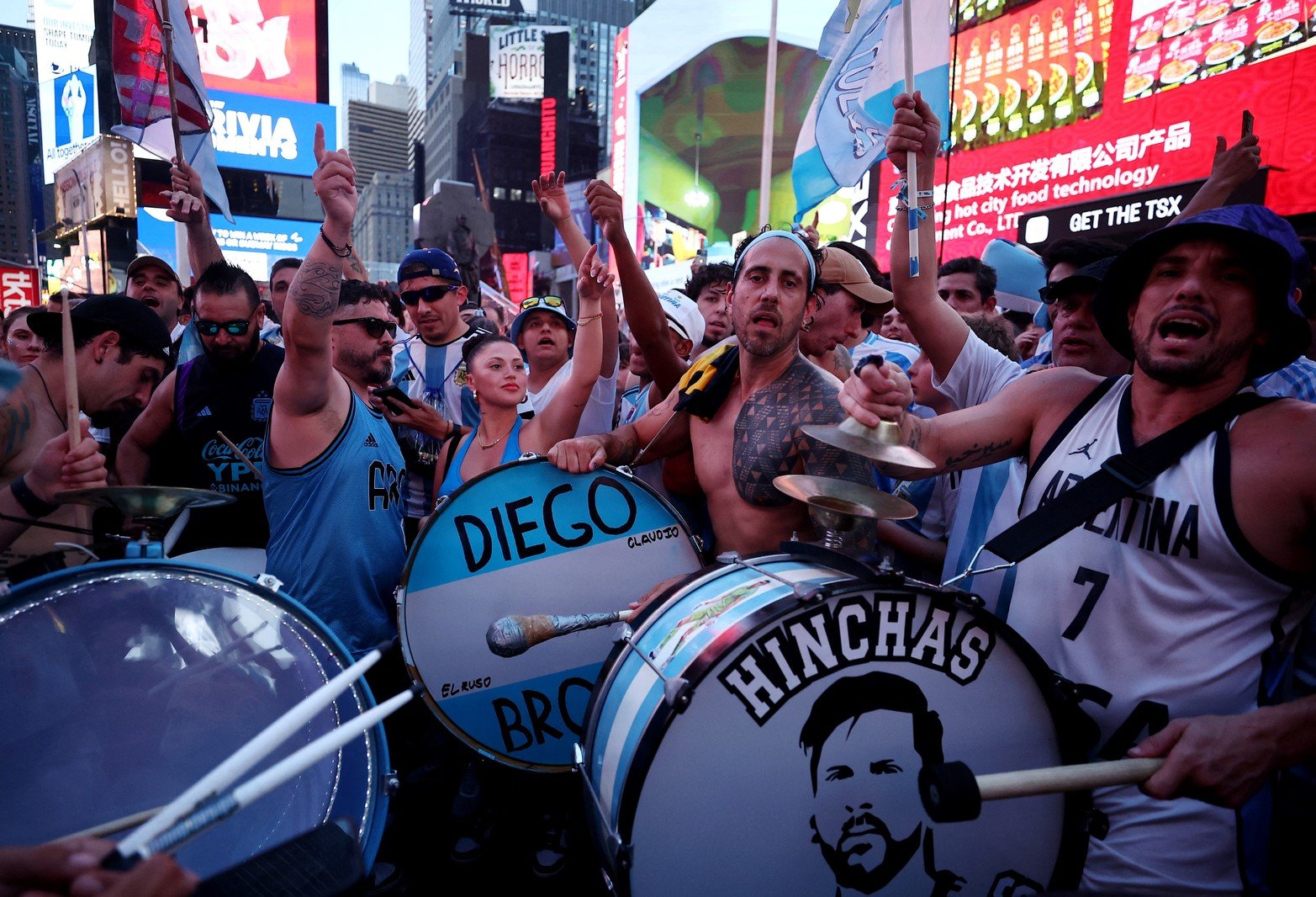 Vista general de los fanáticos de Argentina se reúnen en Times Square antes del partido semifinal contra Canadá.