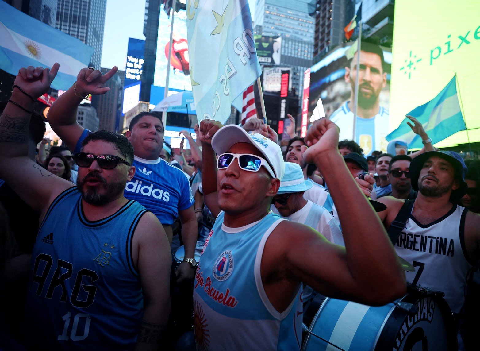 Vista general de los fanáticos de Argentina se reúnen en Times Square antes del partido semifinal contra Canadá 