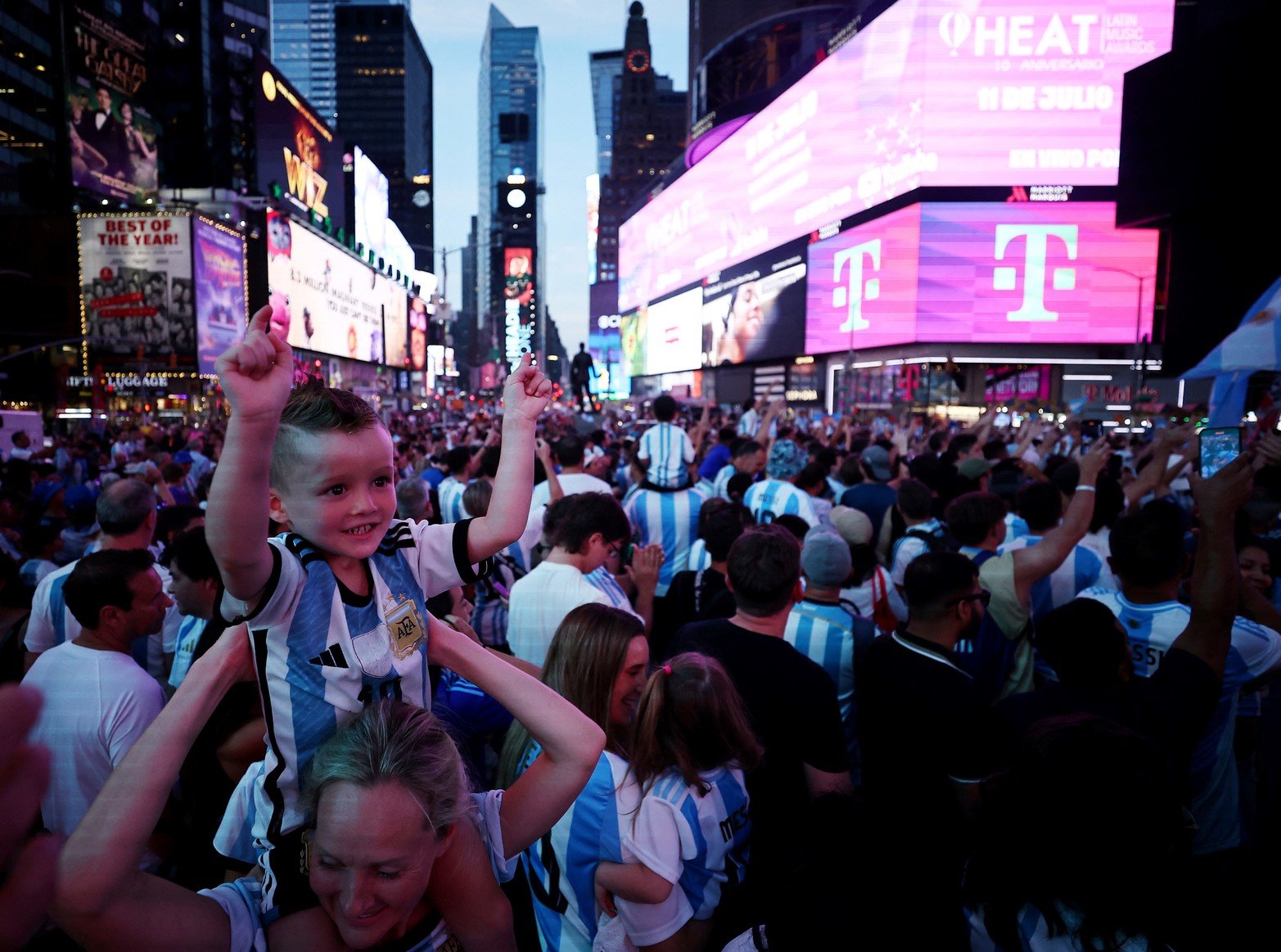 Vista general de los fanáticos de Argentina se reúnen en Times Square antes del partido semifinal contra Canadá 