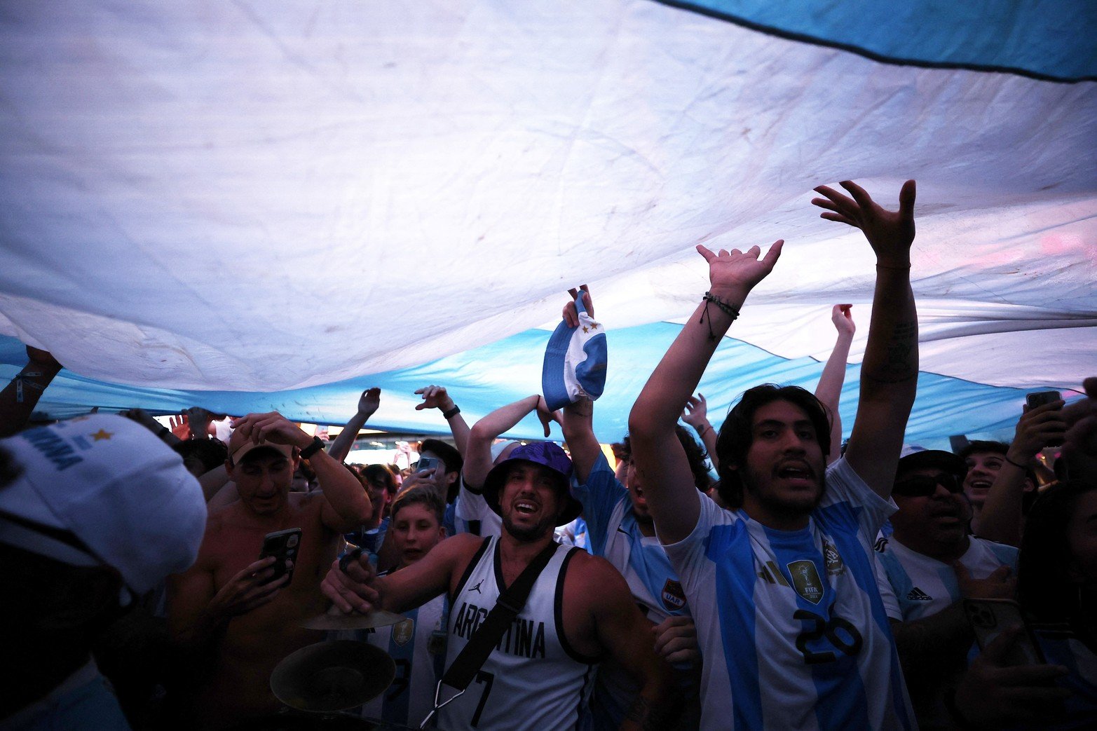 Vista general de los fanáticos de Argentina se reúnen en Times Square antes del partido semifinal contra Canadá.