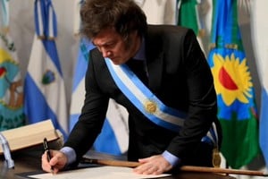 Javier Milei y el momento de su firma del Pacto. Crédito: Oficina del Presidente