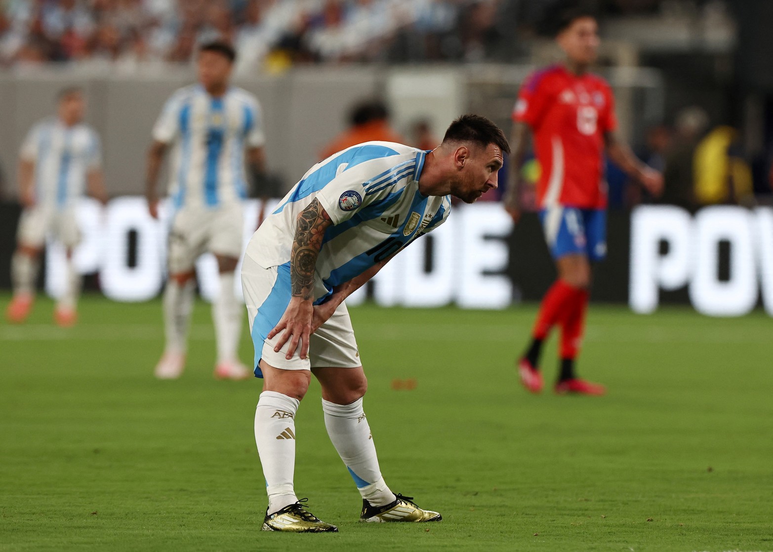 El 25 de junio frente a Chile se encendieron las alarmas cuando en el primer tiempo Lionel Messi se tocó una de sus piernas. 