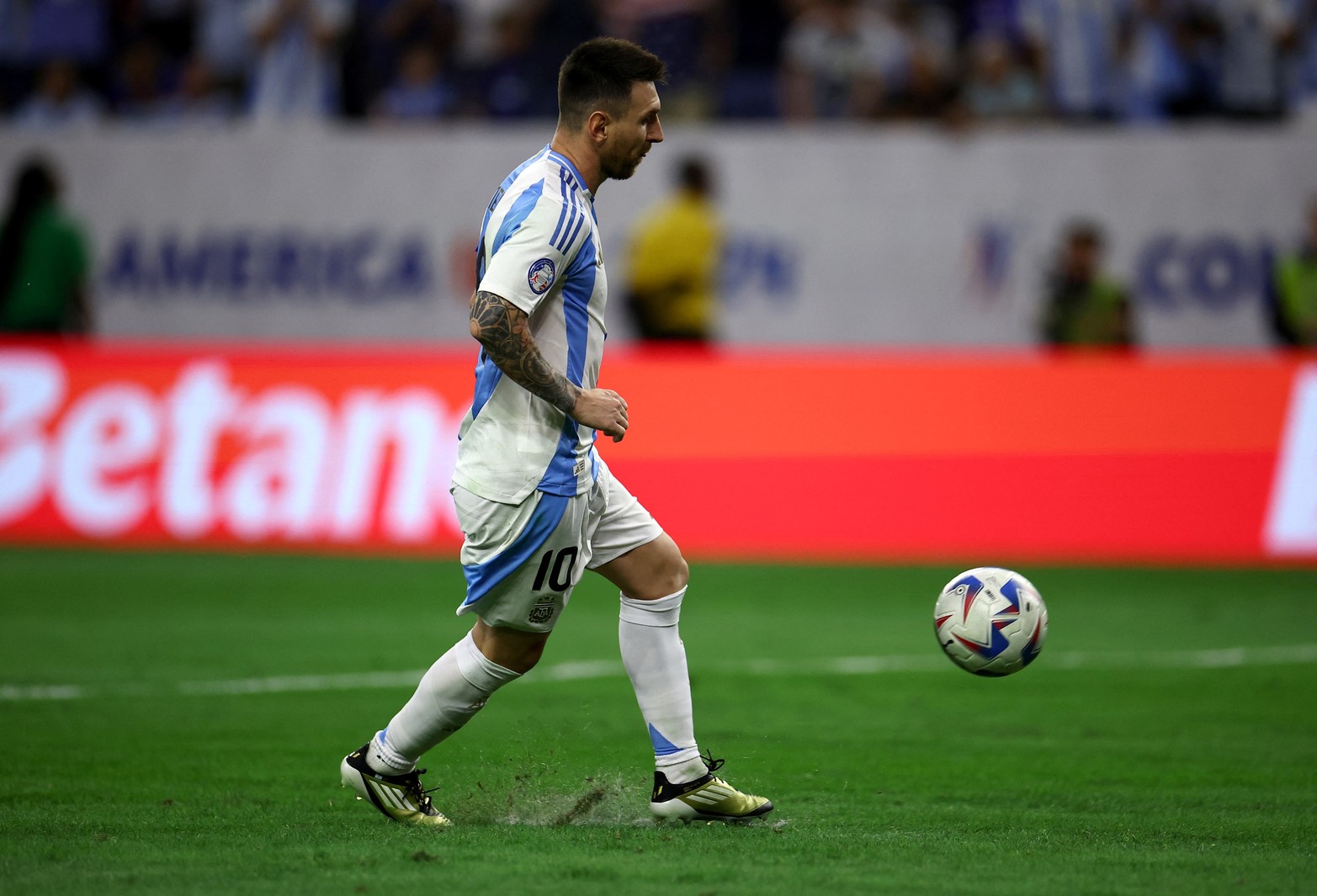 Cuartos de final - Argentina contra Ecuador  en Houston, Texas, Estados Unidos . El 4 de julio de 2024. Lionel Messi falla el primer penal de la serie. La picó y pegó en el travesaño. 