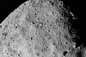 Imagen mosaico del asteroide Bennu compuesta por 12 imágenes PolyCam recogidas el 2 de diciembre de 2018 por la nave espacial OSIRIS-REx . NASA/Goddard/University of Arizona