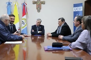 Germán Falo, Enrique Estévez (ministro), Eugenio Martín De Palma (rector), Armando De Feo (UVT), Ariel Trinadori y Nancy Tognola.  Gentileza