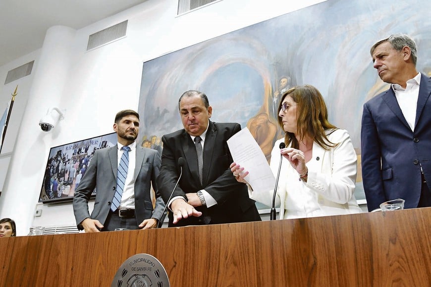 Adriana Molina tomando el juramento al intendente Juan Pablo Poletti.