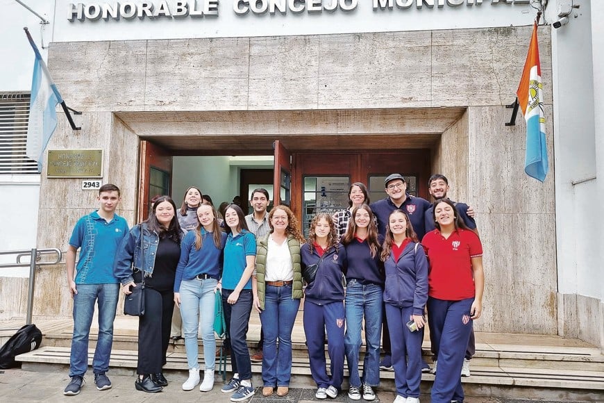 Cecilia Battistuttti junto a alumnos que participaron del Concejo Joven.