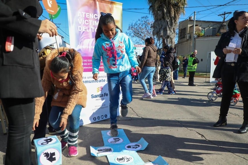 Una niña juega y aprende a una “rayuela vial”. Fue días atrás, en una IBF para celebrar el 9 de julio.