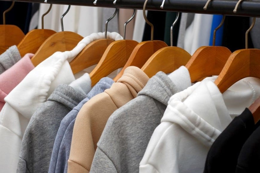 La suavidad del algodón en prendas de uso diario garantiza confort y protección contra el frío.