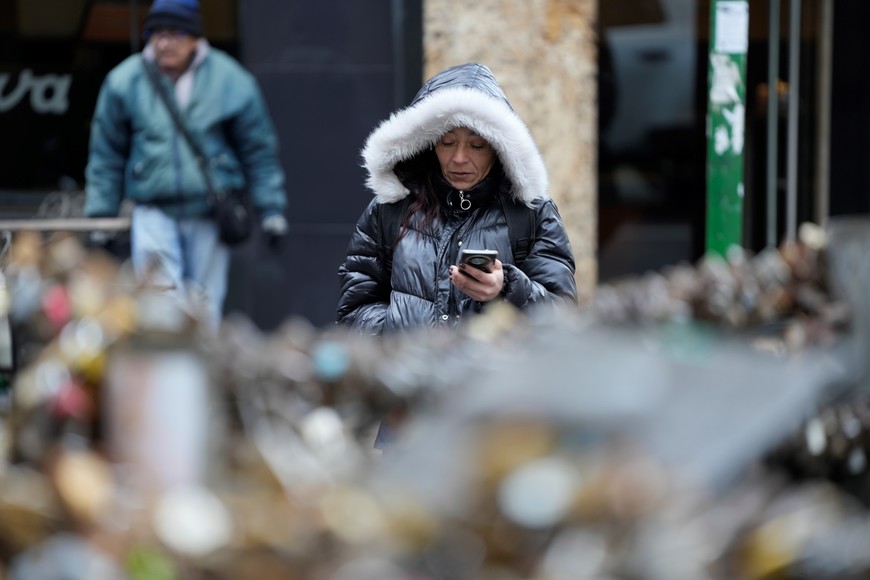 (240709) -- MONTEVIDEO, 9 julio, 2024 (Xinhua) -- Una mujer porta ropa abrigadora mientras camina por una calle durante una ola de frío polar, en Montevideo, capital de Uruguay, el 9 de julio de 2024. El Instituto Uruguayo de Meteorología informó el lunes que ante la permanencia de una "masa de aire fría de origen polar", el aviso por ola de frío se extendería hasta el martes con afectación a más de la mitad sur del país sudamericano. (Xinhua/Nicolás Celaya) (nc) (jg) (ra) (vf)