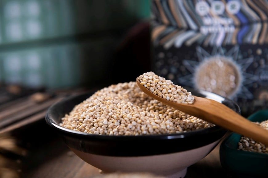 La quinoa contiene aminoácidos esenciales para el músculo y la recuperación después del ejercicio.