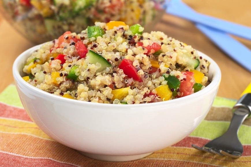 Ensalada de quinoa y vegetales, una opción saludable para disfrutar en cualquier ocasión.